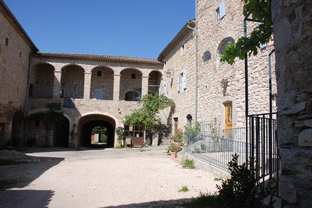 Les Jardins Du Mas Evesque Bed & Breakfast Rousson  Oda fotoğraf